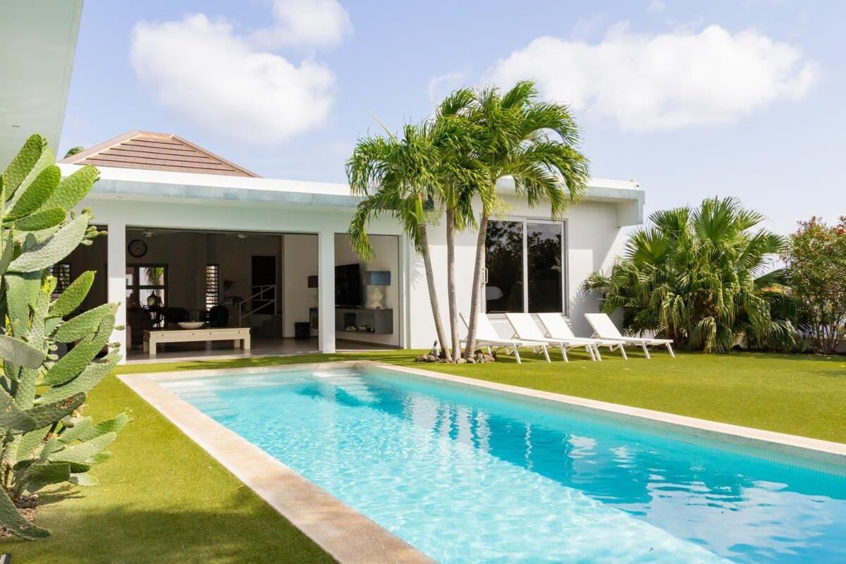 Stylish 4 Bedroom Modern Villa Design, Walking Distance From The Beach Ян-Тил Экстерьер фото