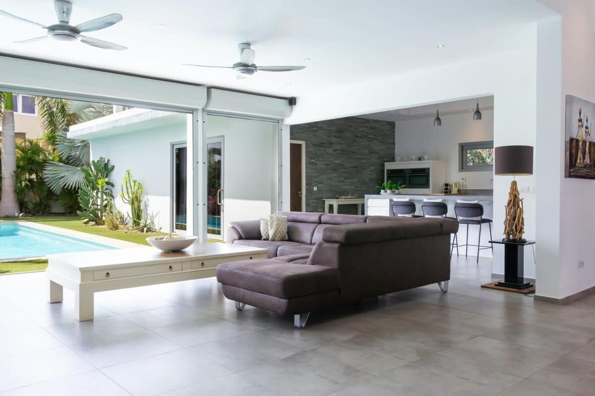 Stylish 4 Bedroom Modern Villa Design, Walking Distance From The Beach Ян-Тил Экстерьер фото