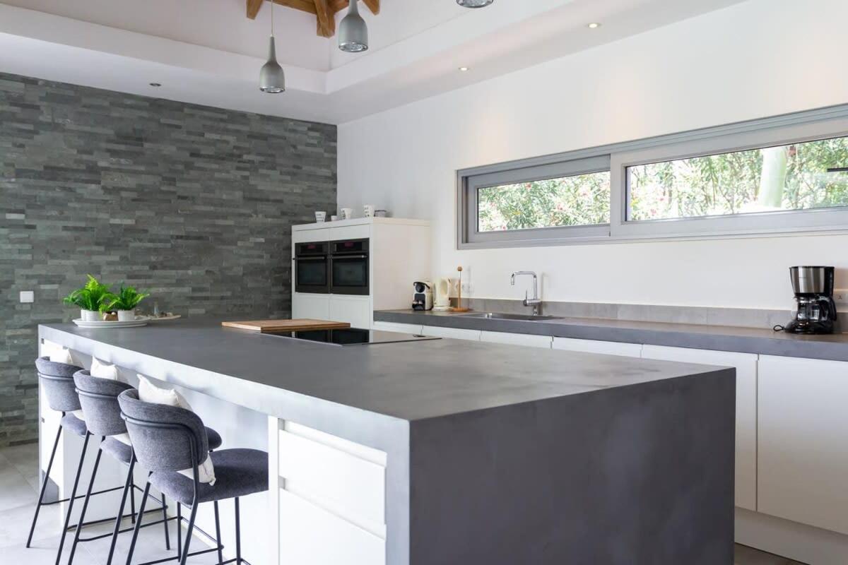 Stylish 4 Bedroom Modern Villa Design, Walking Distance From The Beach Ян-Тил Экстерьер фото